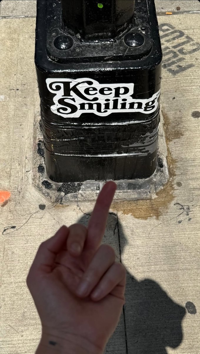 exitemotionsx's tweet image. Keep smiling 🖕🏻