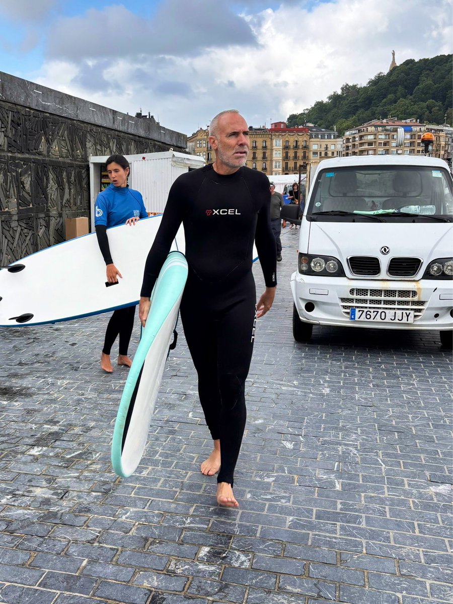 Amig@s, primera vez en mi vida que he “hecho” surf, ( QUÉ DESASTRE, por cierto 🤦‍♂️)
Pero: ¿creo que me podríais quitar el coche de la foto, no? 🙏🏻
Pd: miedo me da 🫣🤓🤪