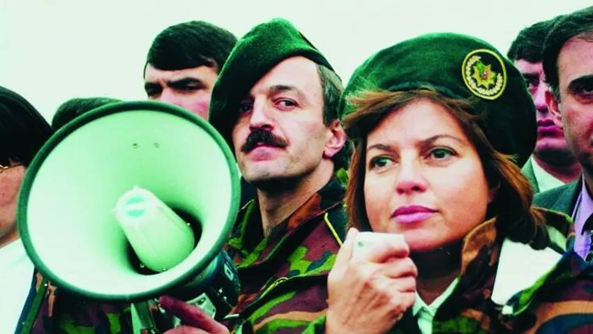 Çoğu kişi unutmuştur, pek çoğu ise hiç bilmez.

1991-1995 yılları arasında yaşanan Srebrenitsa katliamı sırasında, dönemin Türkiye Cumhuriyeti Başbakanı Tansu Çiller Bosna'ya giden ilk kadın liderdir;

Türkiye'ye geri döndüğünde Türk Silahlı Kuvvetleri'nden Sırbistan'a yönelik