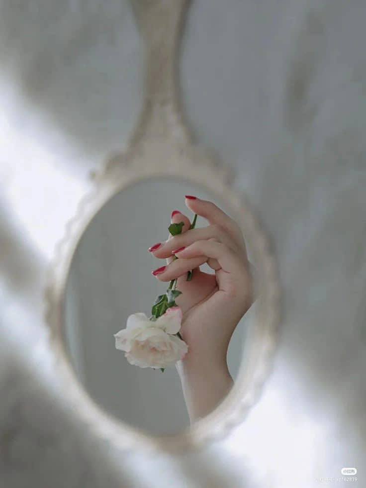 بنتٍ قلبها نظيف ومنّسبها به زود 
مهوب لاحقك شرها اذا ما الحقك خيرها

جعل وجهي أبيض من كثر مايديني تجود
وامر القلوب الصافيه دون لفه وتأشيرها

#لونا