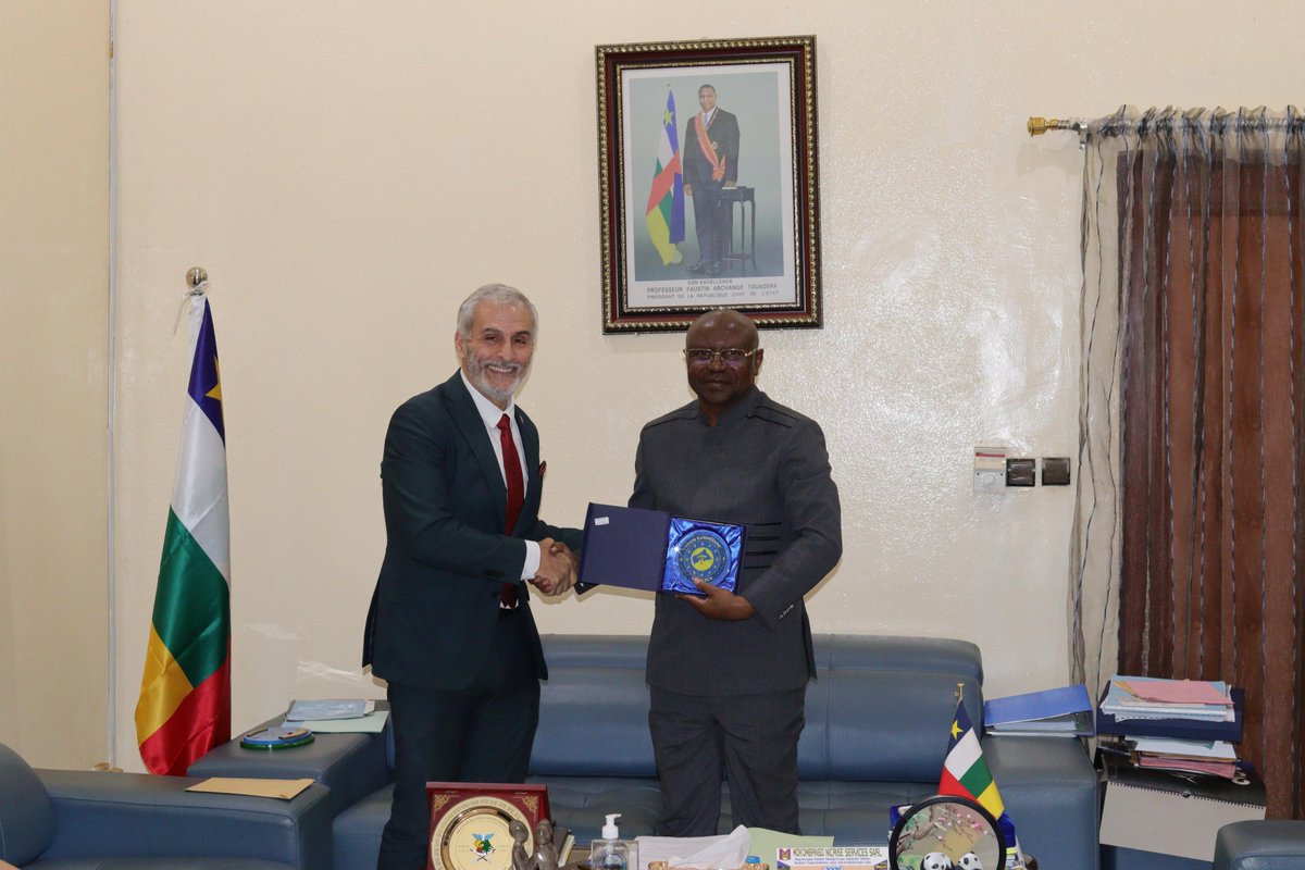 🤝 Visite du Chef de Mission de l’#EUAMRCA au Ministre de la Défense nationale 🇨🇫
Un partenaire engagé et de confiance pour renforcer la #Gendarmerie, la gouvernance sécuritaire et la coordination civilo-sécuritaire. #RCA #SécuritéIntérieure #Partenariat