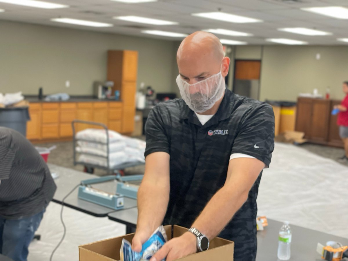 GoodyearFarm's tweet image. Last week at our Des Moines, IA facility, over 40 volunteers teamed up with Meals from the Heartland for Titan's second Mobile Hunger Fight, and the results were incredible! They assembled more than 20,000 meals to help feed hungry children in Iowa and across the globe.