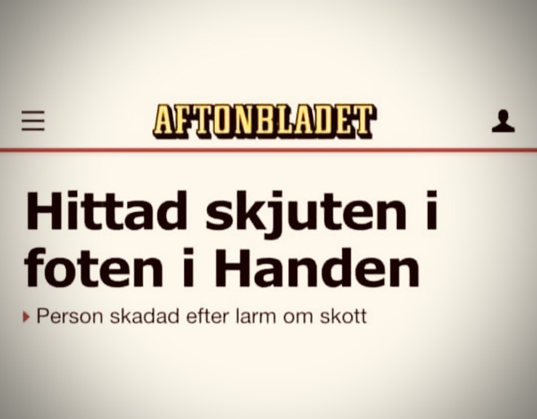 tageserlander's tweet image. – "SOS 112, vad har inträffat?"
– "Jag har hittat en man skjuten i foten!"
– "Var?"
– "I Handen."
– "Men du sa väl skjuten i foten? Är det i handen?"
– "Ja, exakt!"
– "Okej. Men var har han blivit skjuten?"
– "I foten."
– "Men du sa ju just i handen!"
– "Ja, men jag säger ju det!