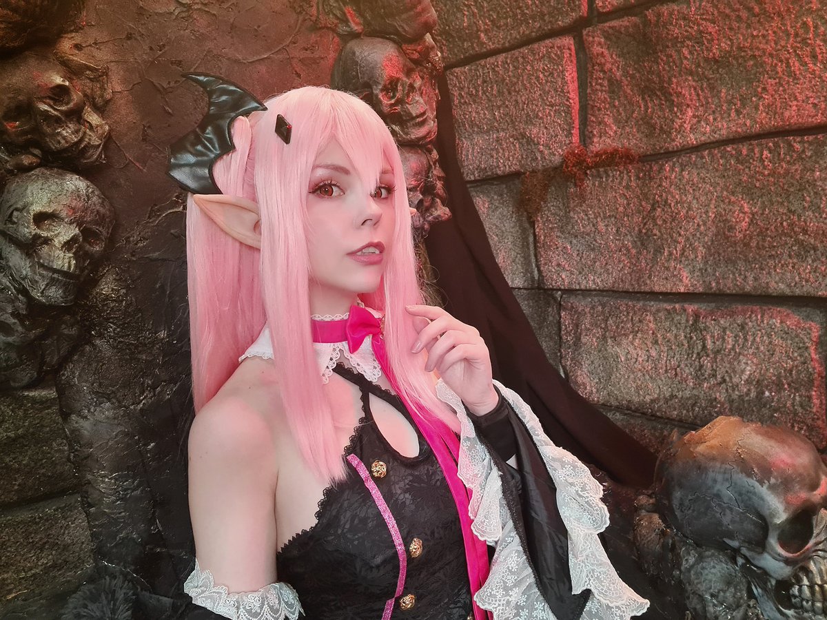 I cosplayed Krul Tepes from Owari no Seraph this year :3~ I actually really enjoy wearing this cosplay, even though the wig is extra heavy x.x~

#SeraphOfTheEnd #OwarinoSeraph #KrulTepes #Cosplay