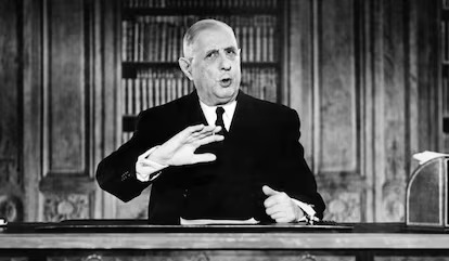 🇫🇷 Gaullisme ☨ (@gaullisme_fr) on Twitter photo 🇫🇷 Le Général de Gaulle évoque le prédécesseur de <a href="/vonderleyen/">Ursula von der Leyen</a>, Hallstein, avant d'expliquer la politique de la chaise vide contre la supranationalité et pour l'indépendance nationale :
« Il se prend pour le Président du Gouvernement supranational. Il ne cache même pas son 🇫🇷 Le Général de Gaulle évoque le prédécesseur de <a href="/vonderleyen/">Ursula von der Leyen</a>, Hallstein, avant d'expliquer la politique de la chaise vide contre la supranationalité et pour l'indépendance nationale :
« Il se prend pour le Président du Gouvernement supranational. Il ne cache même pas son