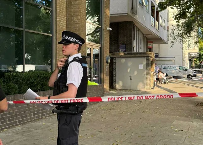tecas2000's tweet image. A stabbing occurred at a business on Long Lane in Southwark, southeast London, resulting in two deaths and two injuries.
According to the Metropolitan Police, the incident occurred around 1:00 p.m. One man, aged 58, was pronounced dead at the scene, while another man, aged 27,…