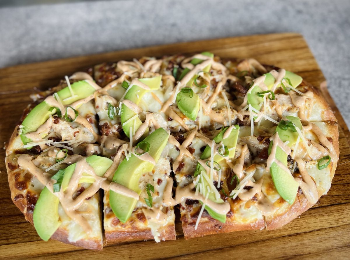 Our California White Flatbread at Henrys is calling your name! 📣 This mouthwatering delight has all the flavors you love! 😍 Pair it with your favorite drink 🍷🍺🍸