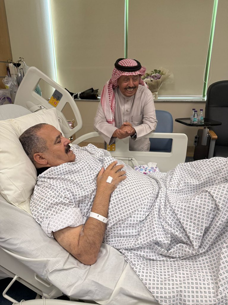 كما قام عميد أسرة القمقوم : زيد بن خلف القمقوم #المضياني  بزيارة مماثلة إلى #شيخ_مشايخ_عنزه الشيخ / #مسلط_زبن_الهذال الذي يرقد على السرير الأبيض بمستشفى الملك فهد بالحرس الوطني .
داعين الله للشيخ أن يجمع له بين الأجر والشفاء