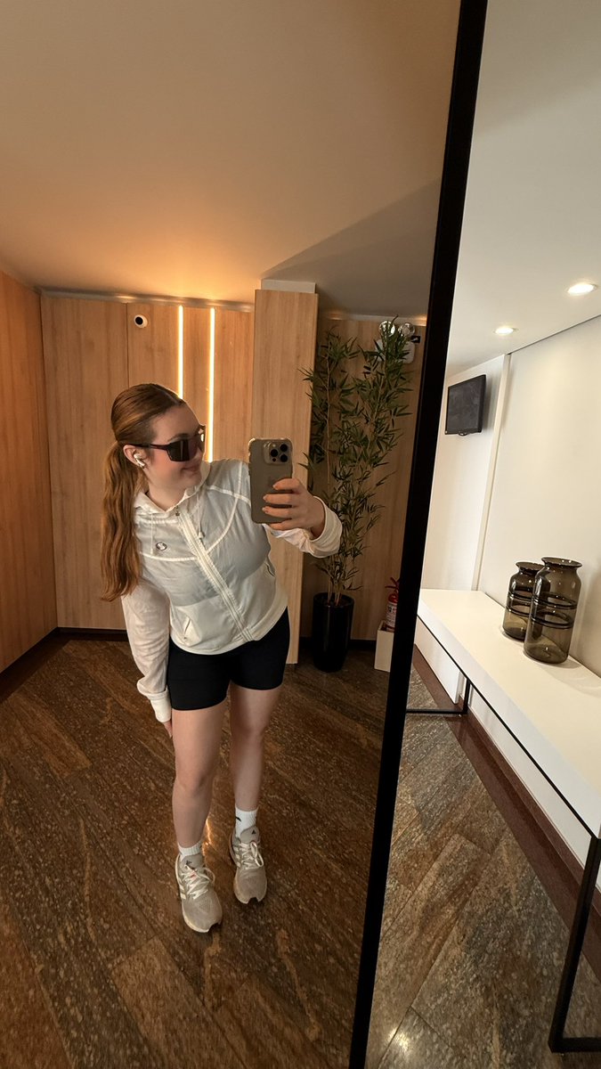 PaulaBelvedere1's tweet image. começando a semana bem, e vcs fizeram o exercício do dia?💖🥰