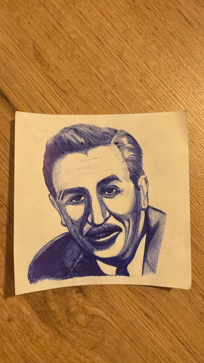 Tu sais Twitter, tu m’as connu à gribouiller en bas de page, tu m’as poussé à continuer le dessin, j’ai fait de plus en plus grand, j’ai pu être exposé dans mon parc de cœur et maintenant nouvelle étape. Soit indulgent c’est mon tout premier portrait ☺️