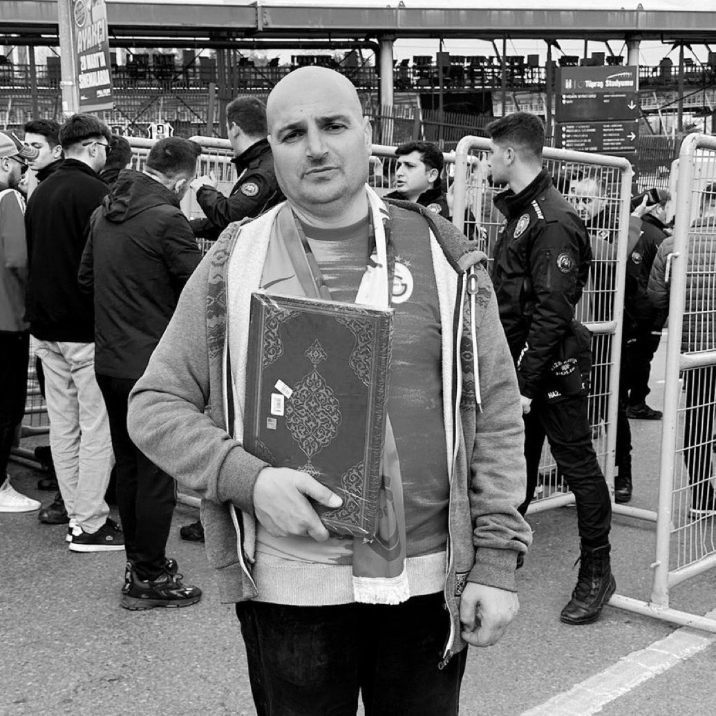 aa_spor's tweet image. Galatasaray maçlarına Kur’an-ı Kerim’le giderek tanınan ve bir süredir hastanede tedavi gören Hafız Mehmet Fatih Kiriş vefat etti.
Hafız Kiriş’in cenaze namazı, yarın ikindi namazını müteakip Ümraniye Hacı Leyla Bingöl Camisi’nde kılınacak.