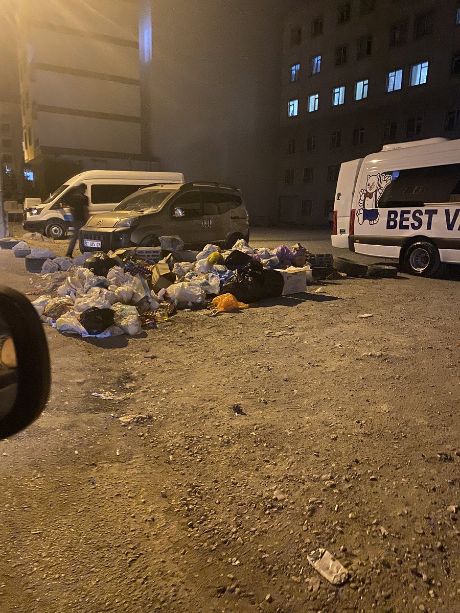 Burası Van Merkez ve malesef çöp kutumuz bile yok. 
Lütfen.. 
bahçivan Mah, Edremit durağı karşısı 
<a href="/tcvanvaliligi/">T.C. Van Valiliği 🇹🇷</a> 
<a href="/vanbuyuksehirbb/">T.C. Van Büyükşehir Belediyesi</a> 
<a href="/ipekyolubeltr/">İpekyolu Belediyesi</a>