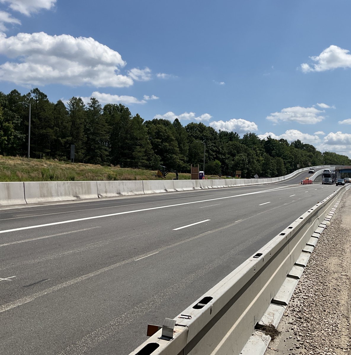 RIDOTNews's tweet image. ➡️ This morning, we opened a new flyover ramp that carries traffic from Route 37 East to I-295 North in Cranston, as well as new service road alongside I-295 North at the ramps for Route 37.
Traffic is moving smoothly with more room for traffic to merge.