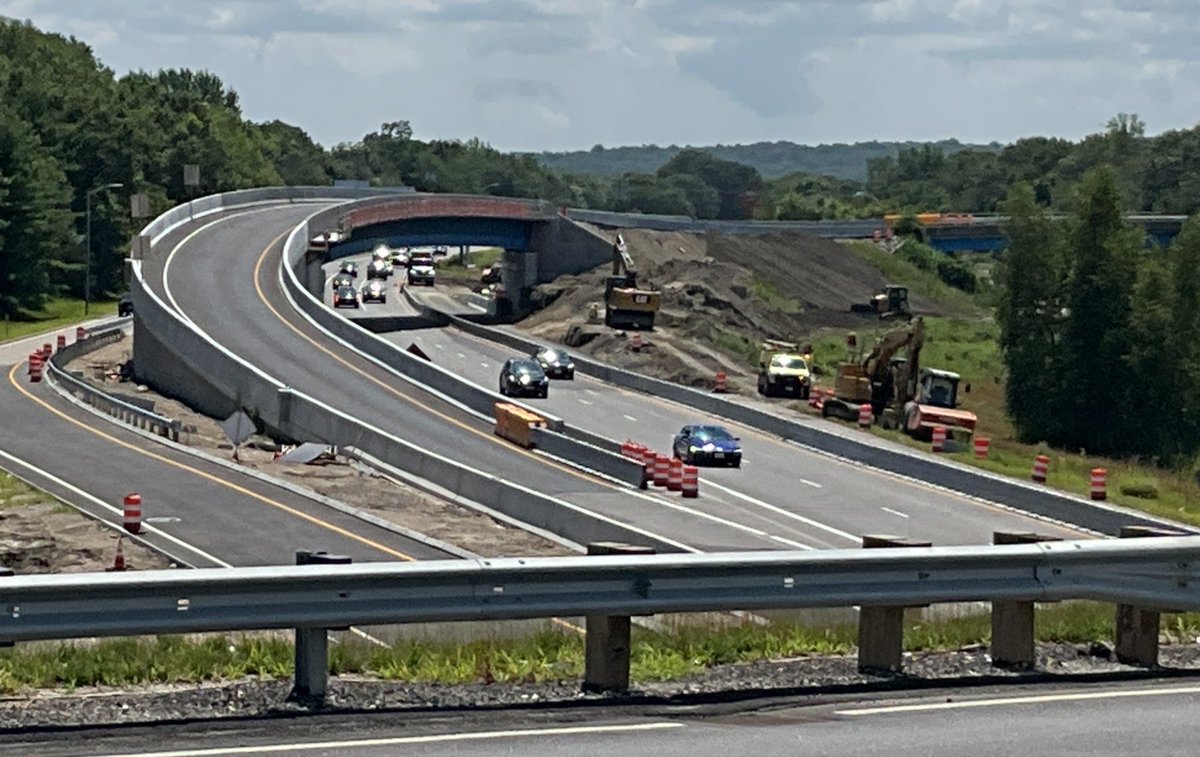 RIDOTNews's tweet image. ➡️ This morning, we opened a new flyover ramp that carries traffic from Route 37 East to I-295 North in Cranston, as well as new service road alongside I-295 North at the ramps for Route 37.
Traffic is moving smoothly with more room for traffic to merge.