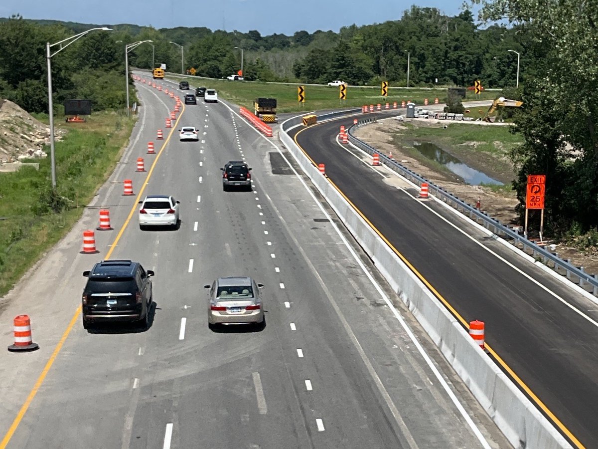 RIDOTNews's tweet image. ➡️ This morning, we opened a new flyover ramp that carries traffic from Route 37 East to I-295 North in Cranston, as well as new service road alongside I-295 North at the ramps for Route 37.
Traffic is moving smoothly with more room for traffic to merge.