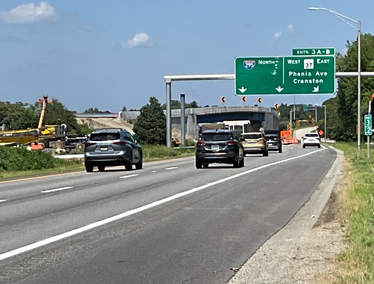 RIDOTNews's tweet image. ➡️ This morning, we opened a new flyover ramp that carries traffic from Route 37 East to I-295 North in Cranston, as well as new service road alongside I-295 North at the ramps for Route 37.
Traffic is moving smoothly with more room for traffic to merge.