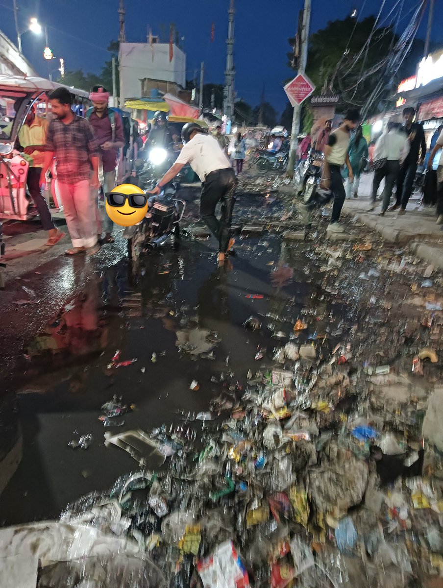 देश का तीसरे सबसे स्वच्छ शहर की तस्वीर, देखिए आज एक अंकील बेचारे  मिनी नाले में  डगमगा कर गिर गए, 
ये लखनऊ के टॉप 5 सबसे व्यस्त ट्रैफिक क्षेत्र में से एक चिनहट तिराहा है,
स्वछता के नाम पर प्रेसिडेंशियल अवॉर्ड मात्र लेने से वाकई स्वच्छ नहीं नहीं होगा।
 <a href="/khurpenchh/">खुरपेंच</a>   <a href="/LucknowNagar/">Nagar Nigam Lucknow</a>