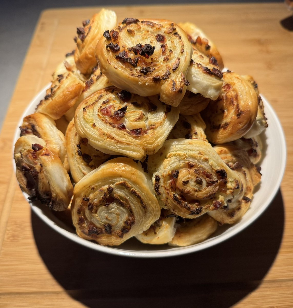 Tik_Shower's tweet image. Das Kind ist krank … Blätterteigschnecken sollen ja helfen?!