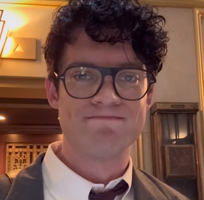 _delusionality_'s tweet image. Can the meetup end already so I can watch s4 ep2 pleaseee 🫩