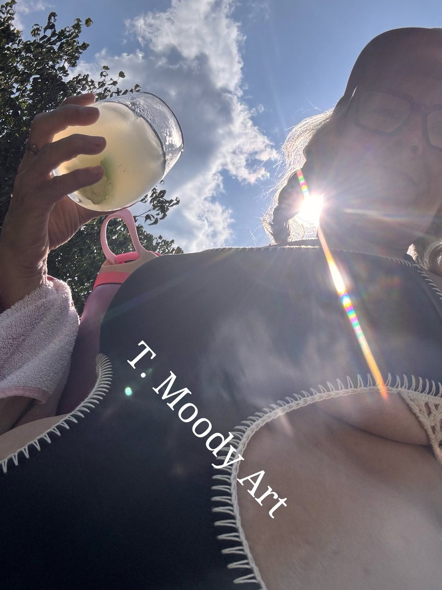 TrishaTMBMETAL's tweet image. Wardrobe change and ice cold lemonade