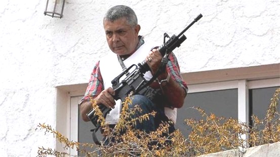 General Vivas, militar patriota con las bolas bien puestas. Enfrentó a Chávez y al tirano colombiano Maduro, fue secuestrado y por poco le quitan la vida. Fue torturado hasta ser rescatado. Ejemplo para los militares traidores a la patria. Dios le de vida para que los vea caer.