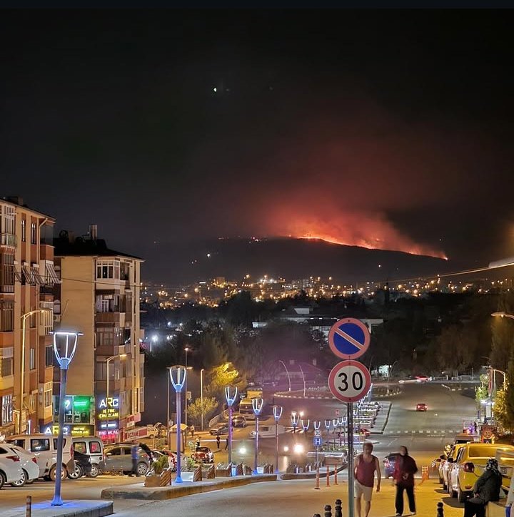 TerimVekili2's tweet photo. Karabük 120 saattir yanıyor ve yangın kontrol altına alınamıyor. 1-2 saat önce yeni bir noktadan yanmaya başladı https://t.co/NGfnH26x4g