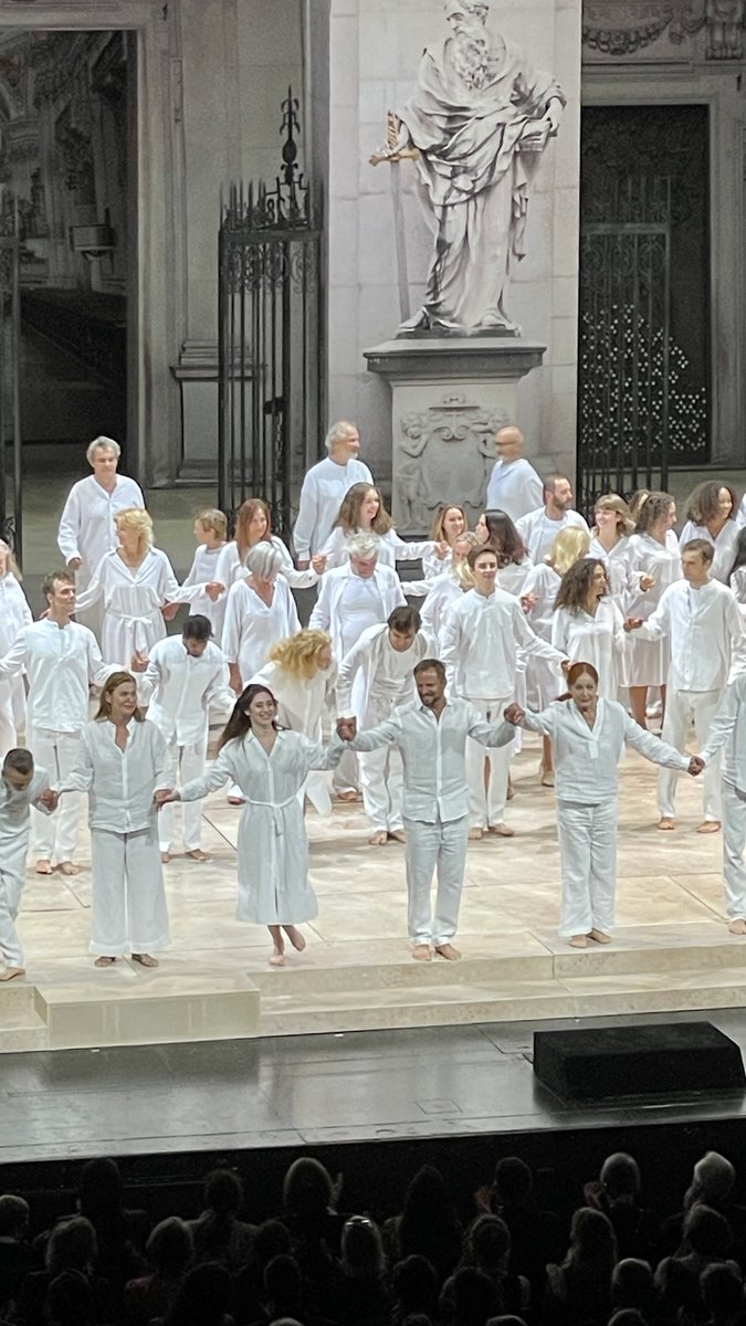Premiere von #Jedermann bei den Salzburger Festspielen wieder unter der Regie von <a href="/RobertCarsen/">Robert Carsen</a>.
Philipp #Hochmair in seiner zweiten Saison begeisterte wie auch schon 2024 vor dem Salzburger Dom. 
Inkl. Wetterglück, denn es blieb trocken bei der Premiere am Samstag. ✨ 
PS: 2022