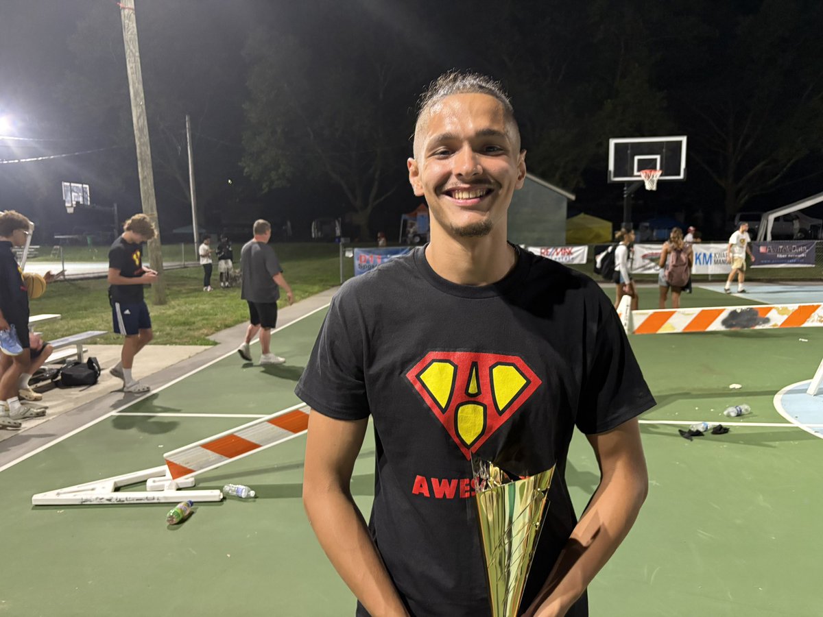 KeithGroller's tweet image. 3-POINT CHAMPS
A salute to the 3-point champs Saturday night at the @A_TownThrowDown. @BoysParkland’s Alex Barrera and Emmaus girls standout Olive Whitney.