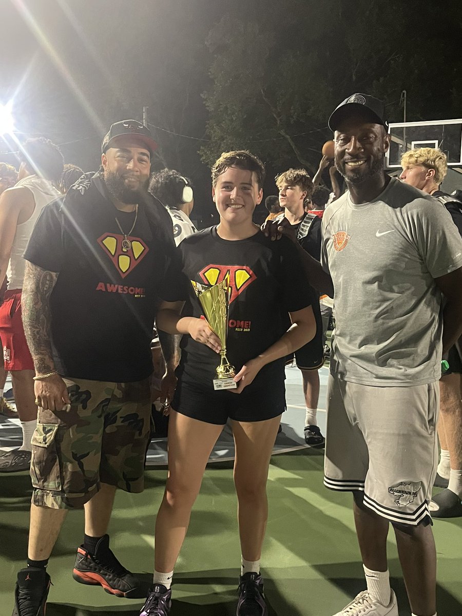 KeithGroller's tweet image. 3-POINT CHAMPS
A salute to the 3-point champs Saturday night at the @A_TownThrowDown. @BoysParkland’s Alex Barrera and Emmaus girls standout Olive Whitney.