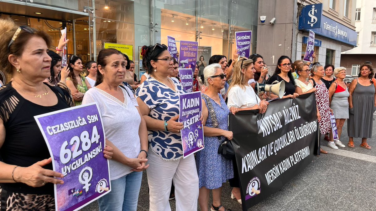 📍Mersin

Mersin'de 24 saatte 3 kadın katledildi! İsyanımızla, öfkemizle sokaktaydık. Saray iktidarının Aile Yılı kadınları katletmeye devam ediyor. Birbirimizden de yaşamlarımızdan vazgeçmiyoruz!

Katledilen kadınlar isyanımızdır!

#BelkısKeskin #TürkanSöylemez #AygülÇınar