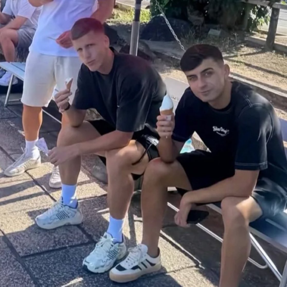 PalhacoCule's tweet image. Oque você faria se encontrasse esses dois homens na praça da sua cidade?