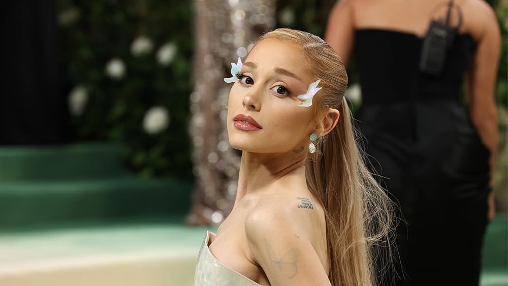vampireidiooot's tweet image. 🚨ARIANANATORS

we can make a new record where ariana grande becomes the first artist ever to debut a song, an album and a movie at #1 in two consecutive years. BUT we should work together to get her new wicked song to #1. Please remember this and make sure she gets this record❤️