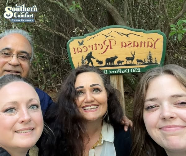 SoCoCabins's tweet photo. This is what it’s all about.💙
Last week, one of our guests had trouble locating his cabin. Without missing a beat, our amazing reservations team hopped in the car, found him, and guided him all the way to Yanasa Retreat, with smiles (and a selfie) to top it off! 🙂📸 https://t.co/HDbtDcOlBI