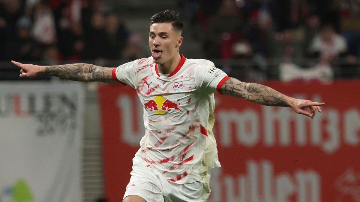 ZaanTalksFooty's tweet image. Benjamin Sesko’s agent has messed him up this summer.
Sesko should have been joining Arsenal as their main number 9, who Mikel Arteta really wanted as his main target.
But they weren’t serious at the time so Arsenal moved for Gyokeres. Now he’s stuck with Man Utd or Newcastle