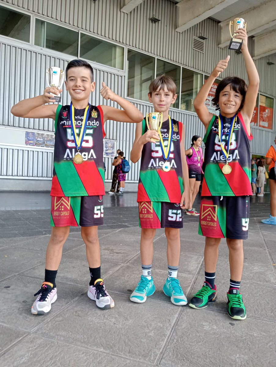 🏆| Nuestros jugadores Martin Barriuso, Eduardo López y José Bustillo se han proclamado este fin de semana campeones del 3x3 de Gijón.

¡¡Enhorabuena chicos!!🤩❤️🏀💪

#BaloncestoTorrelavega
#SomosLaPaz