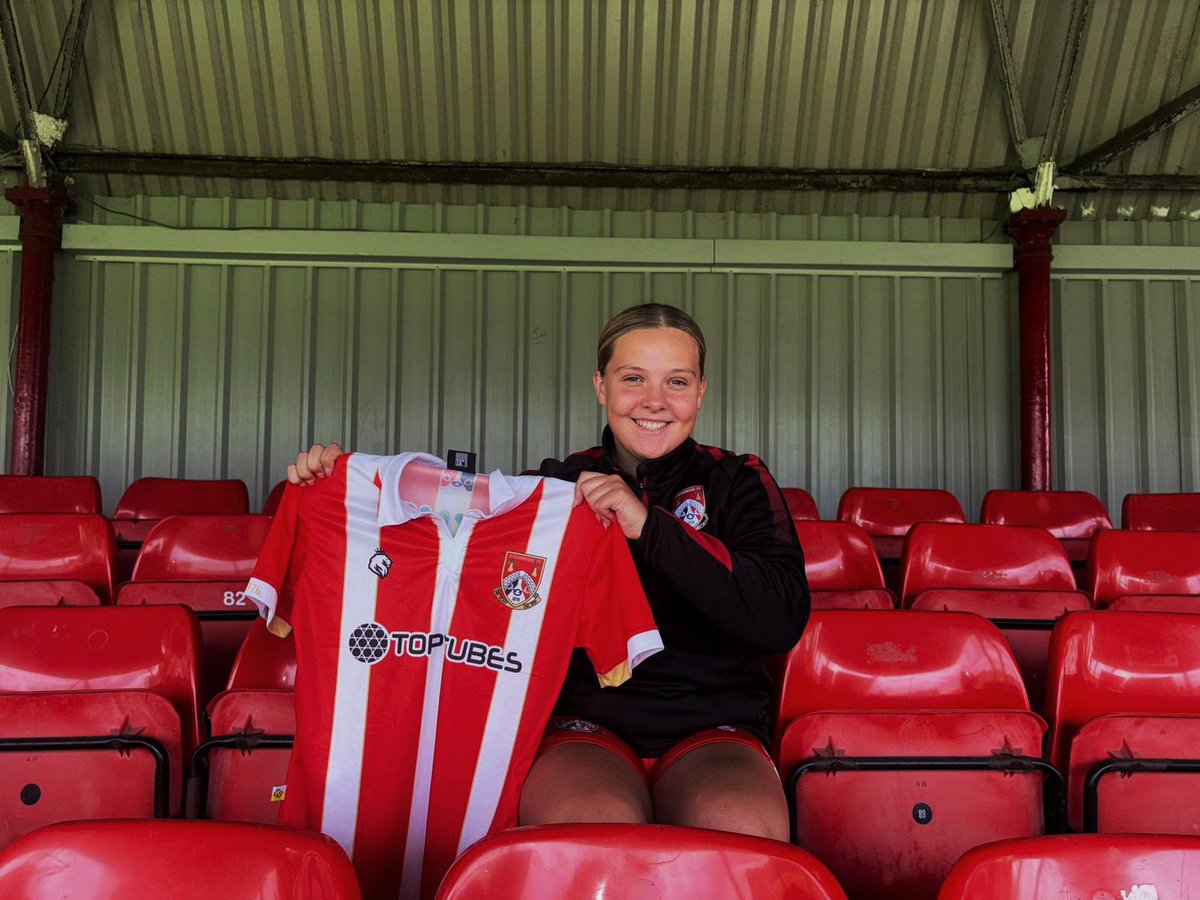 StourbridgeWFC's tweet image. We’re excited to announce the signing of midfielder Ella Brennan for the 2025/26 season 🔴⚪
Ella joins after a season with Stoke City U21s, whilst she also represents England Futsal 🏴⚽
Glad to have you with us, Ella 🫡
#StourbridgeWFC | #Glassgirls