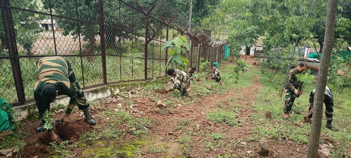 BSFODISHA's tweet image. 🇮🇳 पर्यावरण मित्र 🌿💚
116 बटालियन बीएसएफ की डी कंपनी, COB Balndapada द्वारा पौधारोपण अभियान सफलतापूर्वक चलाया गया। 300+ पौधे लगाए गए। पर्यावरण संरक्षण के प्रति हमारी प्रतिबद्धता को मजबूत करता यह अभियान।🌲🌿
#बीएसएफ
#पर्यावरणमित्र
#हरितभारत
#पौधारोपण
#BSFOdisha