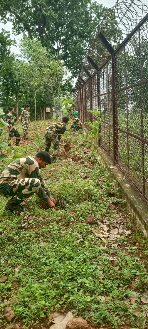 BSFODISHA's tweet image. 🇮🇳 पर्यावरण मित्र 🌿💚
116 बटालियन बीएसएफ की डी कंपनी, COB Balndapada द्वारा पौधारोपण अभियान सफलतापूर्वक चलाया गया। 300+ पौधे लगाए गए। पर्यावरण संरक्षण के प्रति हमारी प्रतिबद्धता को मजबूत करता यह अभियान।🌲🌿
#बीएसएफ
#पर्यावरणमित्र
#हरितभारत
#पौधारोपण
#BSFOdisha