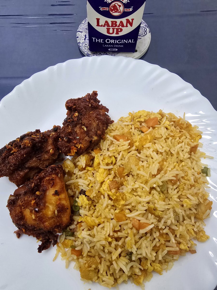 NuvaidV's tweet image. Tough day (like its been for a few days now). Did some grocery shopping on the way back home. Got Chicken Fried Rice and Payyoli Chicken from Nesto for dinner 🙂.