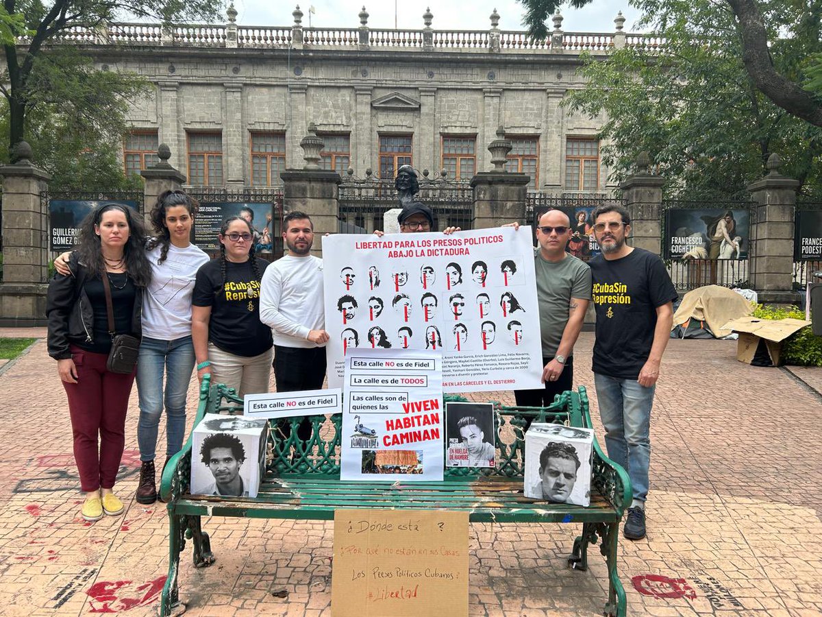 Allí donde hasta hace pocos días estaban las estatuas de Fidel Castro y Guevara, un grupo de exiliados cubanos pusieron los nombres de varios presos políticos del régimen castrista.

Gracias muchachos y gracias a la alcaldesa <a href="/AlessandraRdlv/">Alessandra Rojo de la Vega</a> por la determinación.
📷<a href="/joseraul86/">José Raúl Gallego</a>