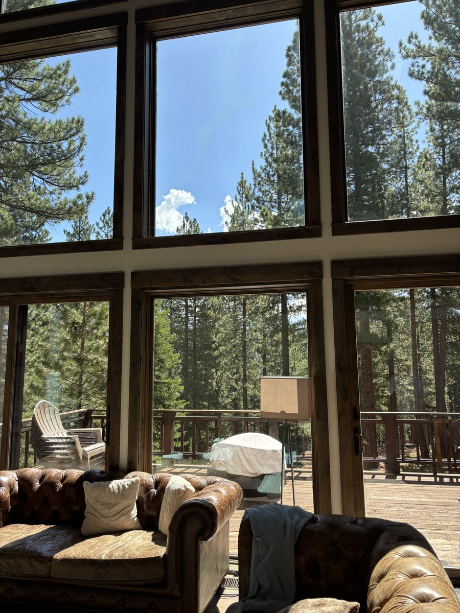 chowtato's tweet image. 12 person hacker house in the mountains :) it snowed in july 😭