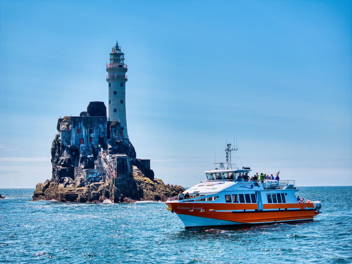 gtlighthouses's tweet photo. Todays spot light is on the amazing #FastnetLighthouse with @CapeClearFerry Known as ‘Ireland’s Teardrop’, it was, for many emigrants, the last Irish structure seen as their ship carried them over the waves & away to new lives. https://t.co/1WDsqdHMif
#GreatLighthouses10 https://t.co/CEt6JCeERS