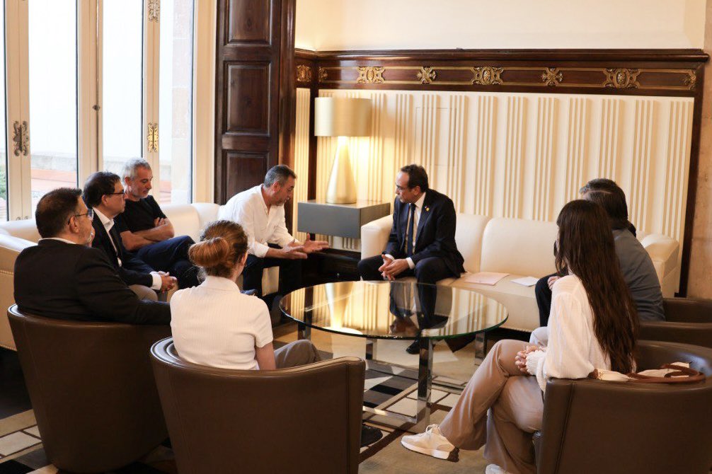Rebo l’Associació 17-A: Volem Saber la Veritat, quan està a punt de fer vuit anys dels tràgics atemptats.

L’entitat neix del coratge del seu president, Javier Martínez, per recordar les víctimes, però també per aplegar més suports aquí i a fora per continuar amb la investigació.