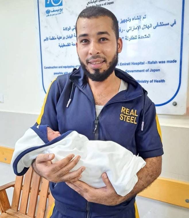 ارتقاء الشاب محمد محمود عبد العال "أبو مصعب" وزوجته وأطفاله إثر استـهـداف مواصي مدينة خانيونس.