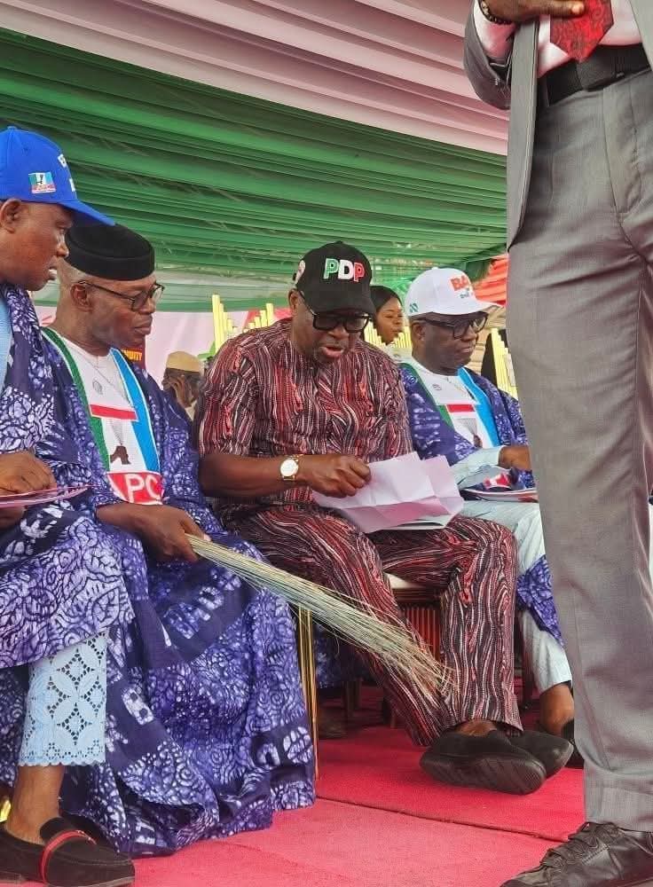 ZIKODEHSTUDIO's tweet image. Fayose wears a PDP cap to attend APC rally should be a concern for the @OfficialPDPNig . This is Fayose doing anti party openly. PDP has fallen so bad.
