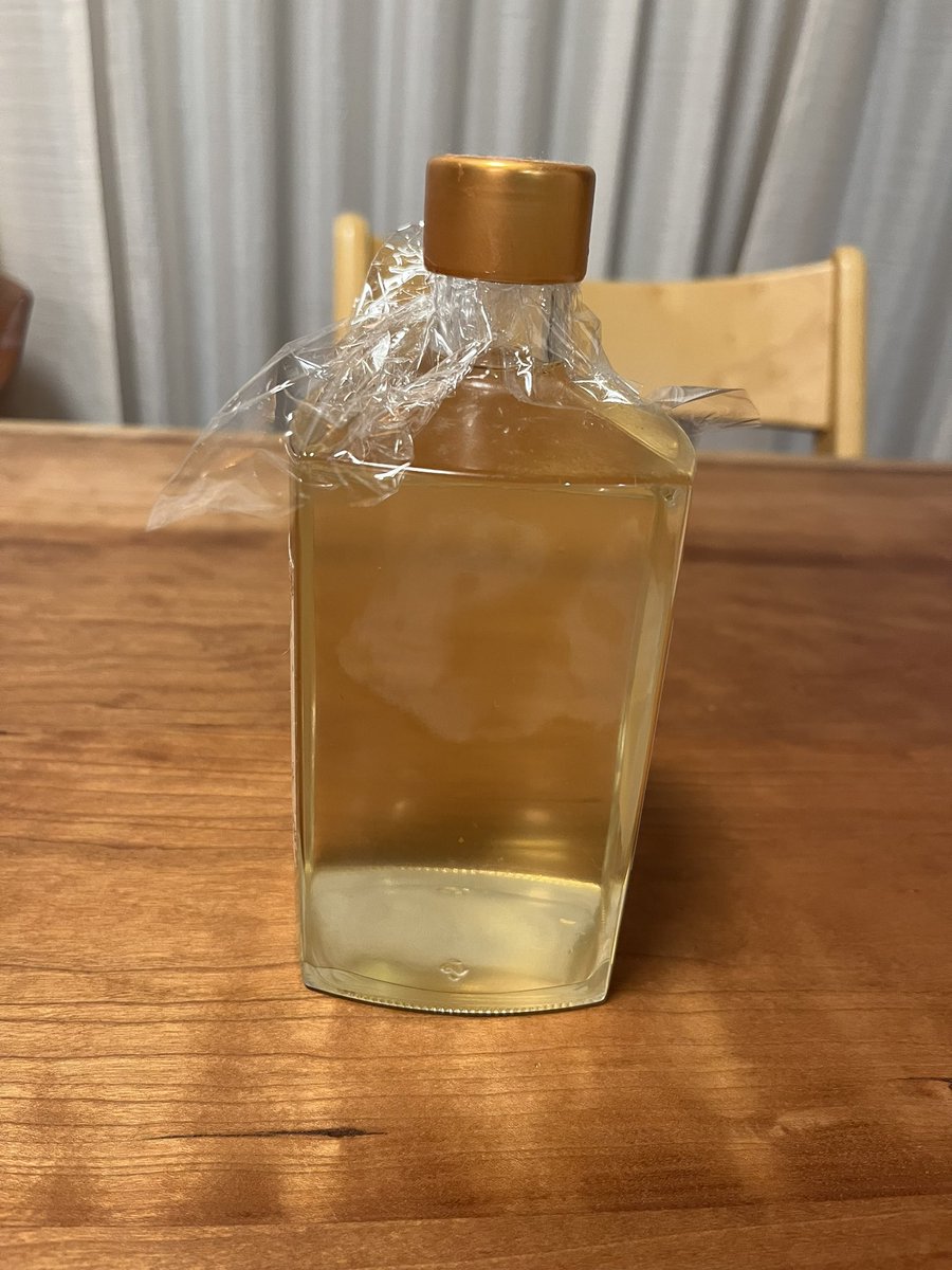 _kurosuke19's tweet image. 梅シロップ、実は渋みが出るとのことで取り除いて移し替えた。作るの楽しかったなぁ。来年も作ろう。一緒に仕込んだ梅酒はまだ先だけど、飲むの楽しみ。