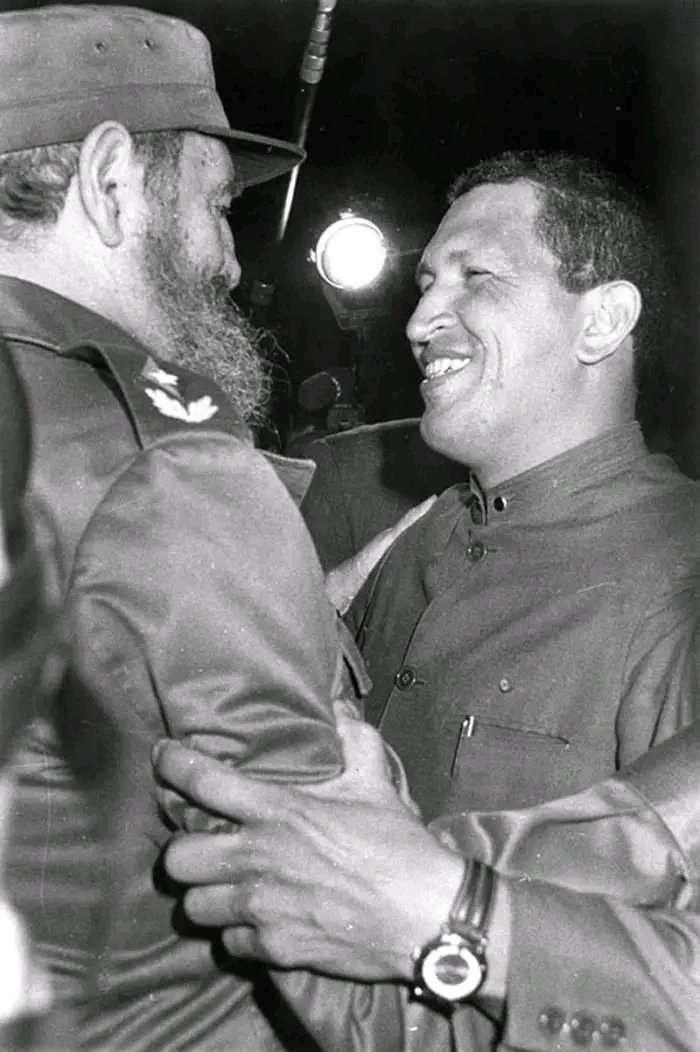 🇨🇺🇻🇪 Un abrazo que unió dos pueblos que ya eran hermanos bajo la luz de Bolívar y Martí. Aquella primera visita de 1994 marcó el camino de una hermandad solidaria entre #Cuba y #Venezuela que se mantiene firme, por muy difíciles que sean los tiempos.