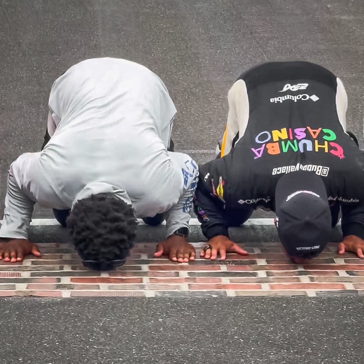 Chad200's tweet image. I love when good things happen to good people.
▪️4th Hoosier ever to qualify on Pole
▪️100th victory for @JRMotorsports
▪️21st driver in history to race the Indy 500 and Brickyard 400, great run finishing 17th
▪️2 photographers win the race and kiss the @IMS bricks — one at his…