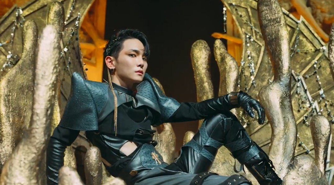 MKMusKet_3's tweet image. 군주컨셉이란 건 참 아름다운 거 가타.....