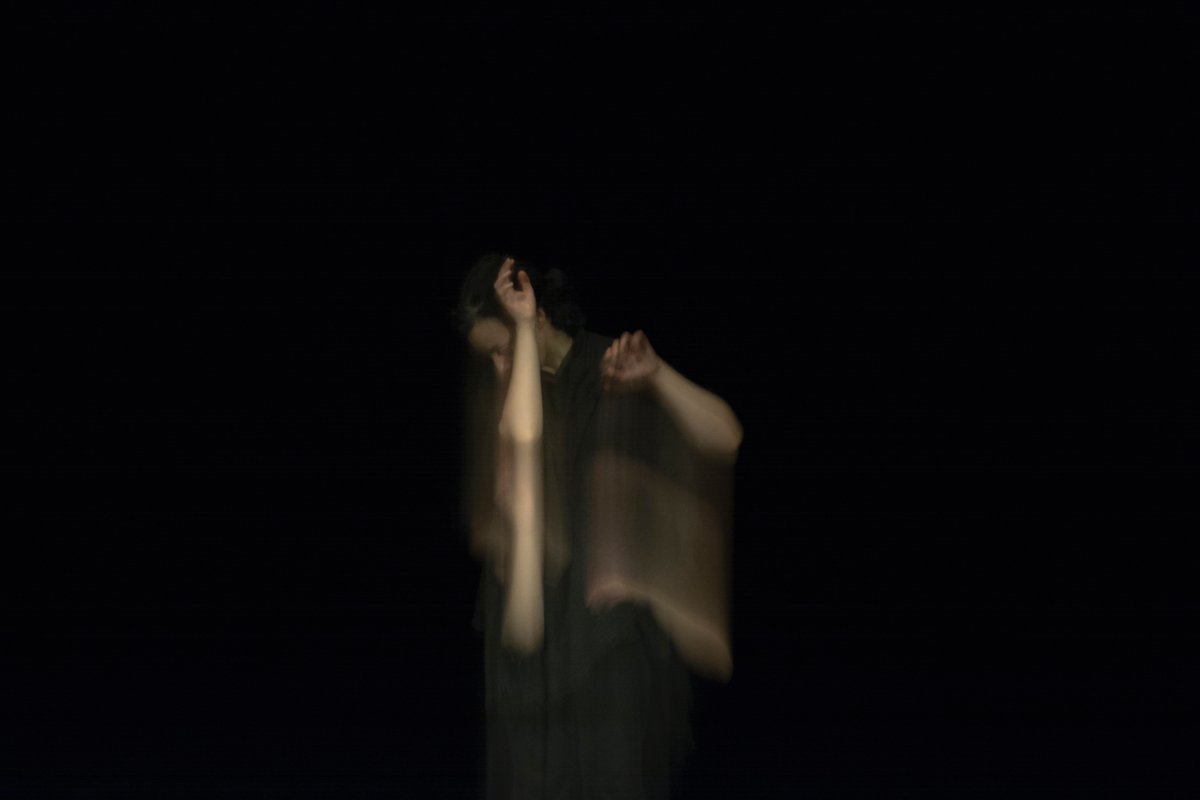 #BiennaleDanza2025 | Giorno 11
In SIMULACRO <a href="/korsiakorsia/">KOR'SIA</a> s’interroga sul senso della nostra epoca tra reale e virtuale, verità e menzogna, mentre #TâniaCarvalho esplora l’imprevedibilità della vita in VENTRE DO VULCÃO: dal Teatro Piccolo Arsenale alle Tese dei Soppalchi, il 19.